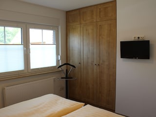 mit großem Schrank + TV