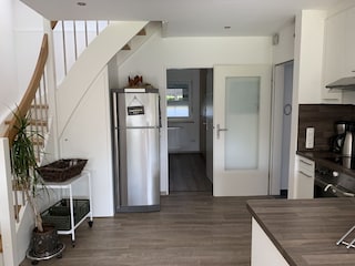 mit großem Kühlschrank