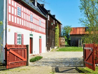 Gepflasterter Hofraum. Hier parken unsere Gäste