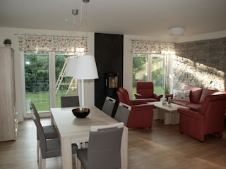 Esszimmer und Wohnzimmer, mit Blick in den Garten