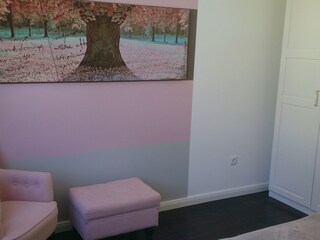 Schlafzimmer mit großem Kleiderschrank