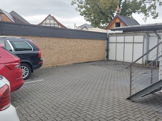 Unser sicherer,nicht einsehbarer Parkhof mit großem Tor