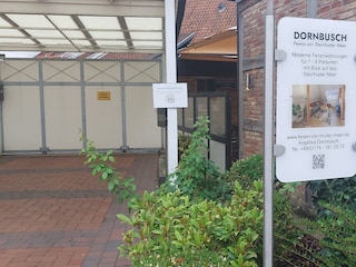 Einfahrt zu unserem Parkhof, Blick von der Strasse aus
