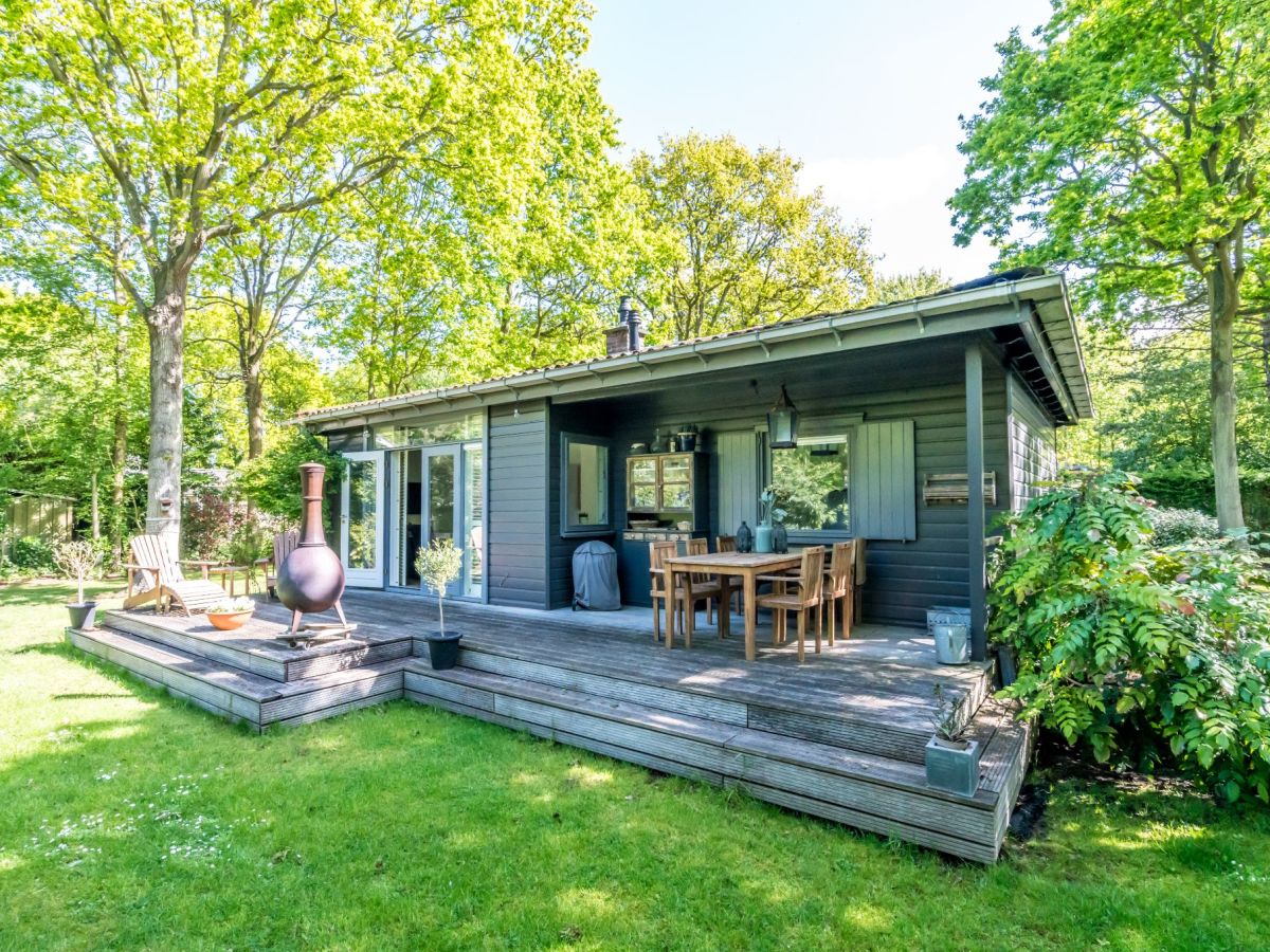 der Garten mit toller Veranda mit Terrassenkamin