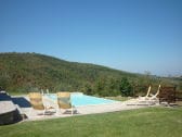 Pool mit Sonnenliegen und tollem Ausblick