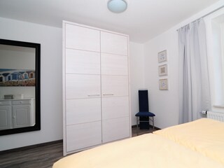 Schlafzimmer I mit Bett 180 x 200 cm