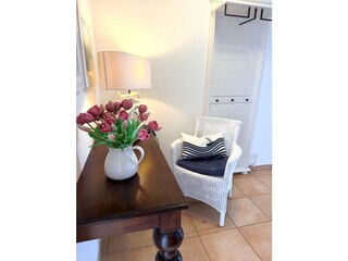 Flur mit Garderobe  &  kl. Schreibtisch