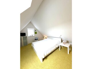 großes Schlafzimmer 2 in der  Mansarde