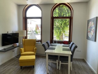 Ohrensessel und Esstisch