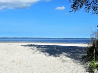 Für Kinder ideal: feiner Sandstrand in Bahrhöft (9 Km)