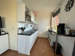 Küche mit Spülmaschine und Backofen