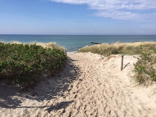 Weißer Sandstrand vor dem Haus
