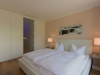 Schlafzimmer mit angrenzendem Bad