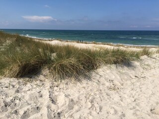 Weißer Sandstrand vor dem Haus