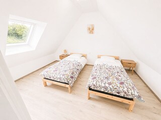 Bedroom 3 with 2 single beds