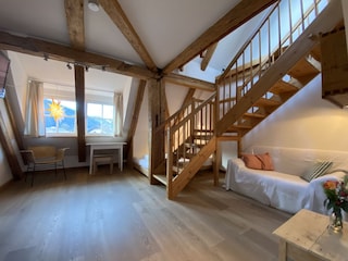 Wohnzimmer mit TV, 2Sitzer Sofa Treppe zum Schlafzimmer