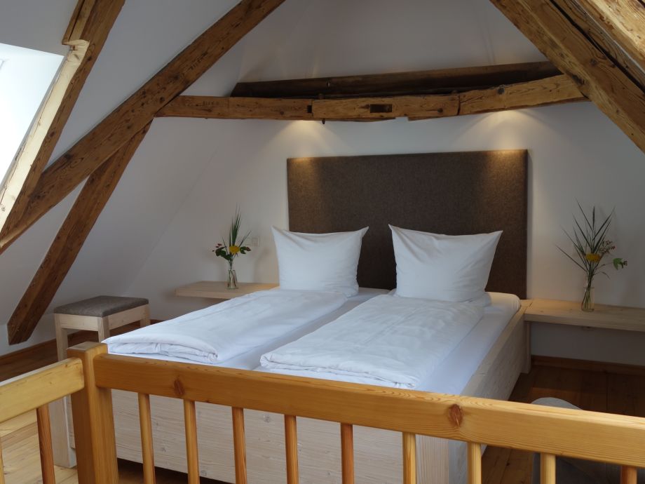 Ferienwohnung apfelbäumchen 2, ammergauer alpen frau ingrid und ... Schlafzimmer unterm dach