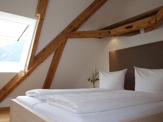 offenes Schlafzimmer mit Bergblick