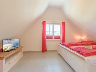 1. Schlafzimmer mit Fernseher