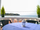 Sonniger Balkon mit einem schönen Blick auf das Meer