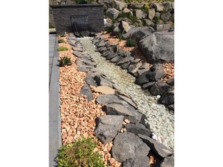 Bachlauf vor dem Haus