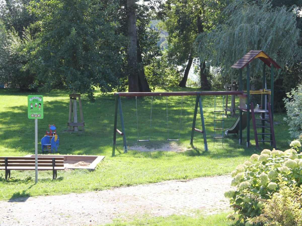 Öffentliche Badestelle mit Spielplatz