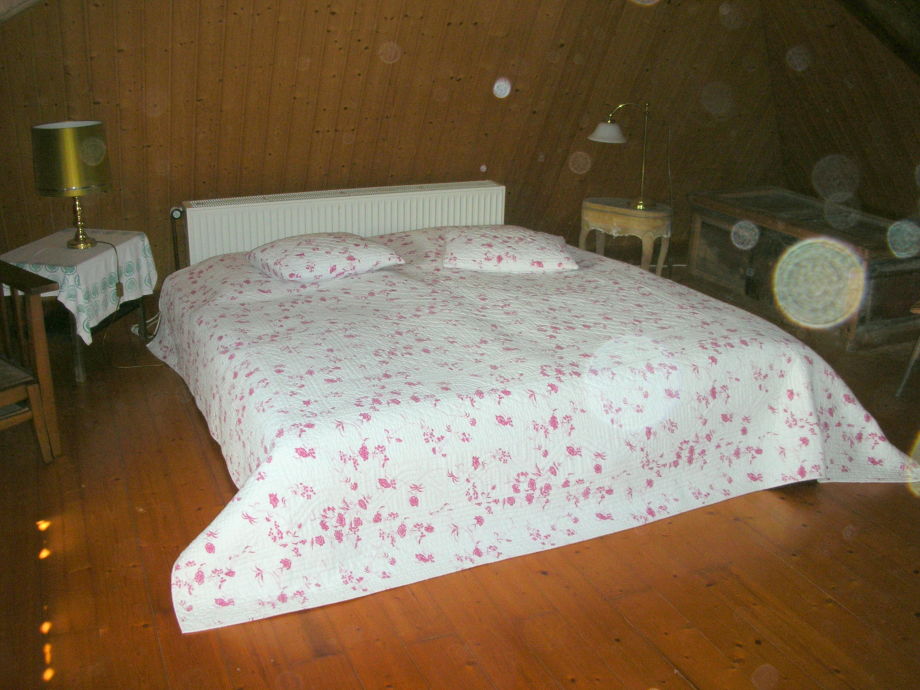 Schlafzimmer schräge deko: platzsparende möbel für schlafzimmer ...