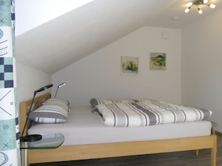 Schlafzimmer mit Doppelbett