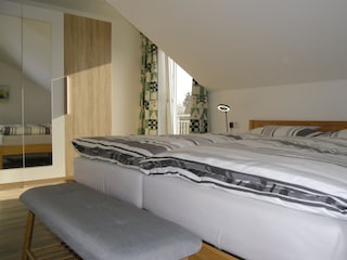 Schlafzimmer mit Doppelbett