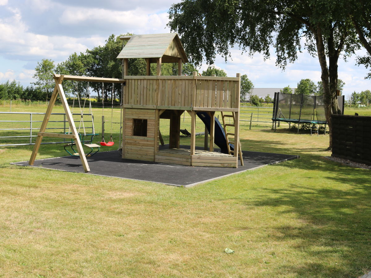 Spielplatz mit Trampolin