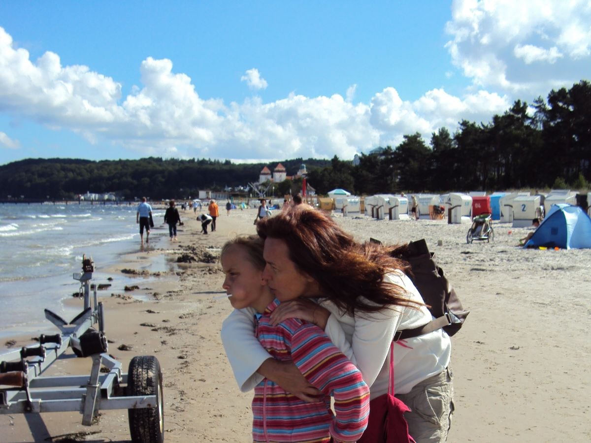 Die beiden fühlen sich wohl am Strand von Prora