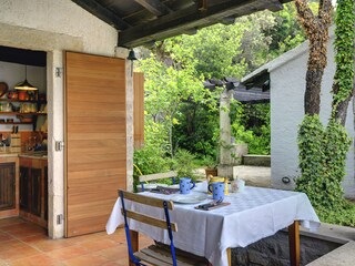 Überdachte Terrasse mit Esstisch