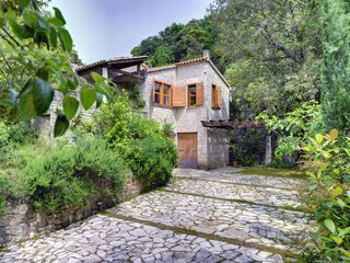 Ferienhaus mit Hauseingang und Parkplatz