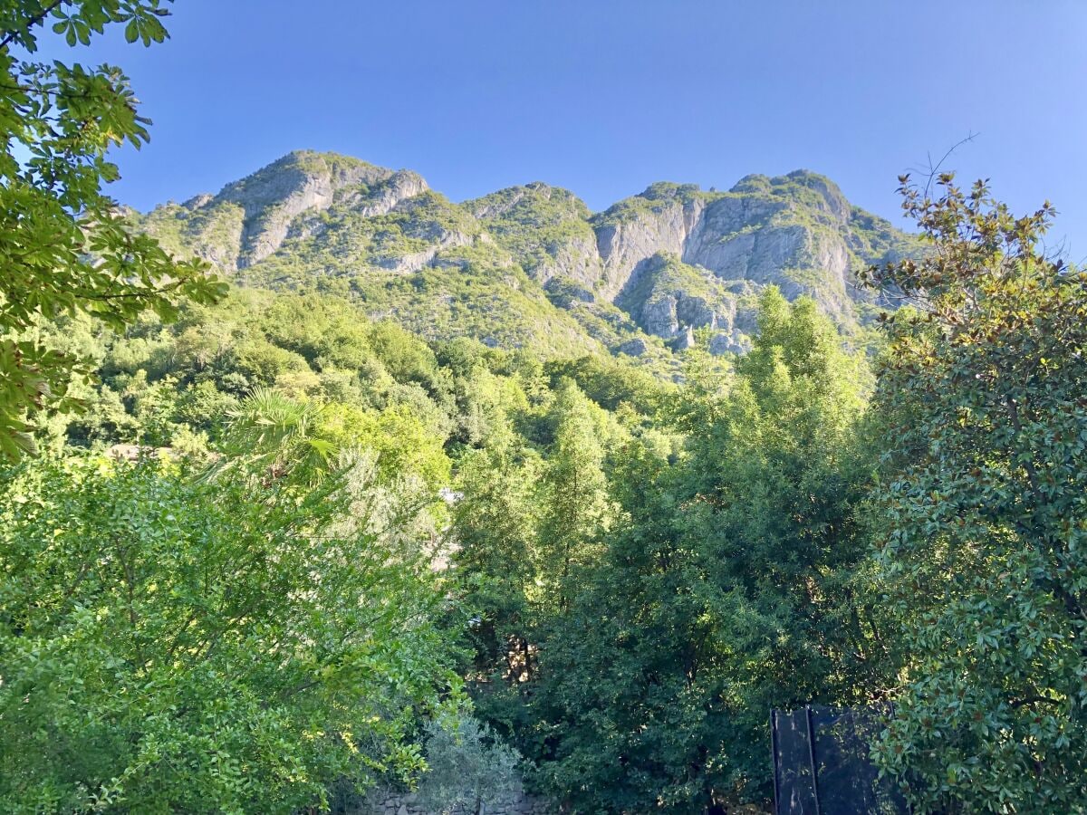 Vom Garten sieht man auch die Dolomiten der Valsolda