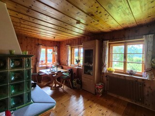 Esstisch mit Kachelofen
