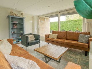 Das helle, geschmackvoll eingerichtete Wohnzimmer
