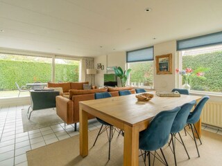 Das helle, geschmackvoll eingerichtete Wohnzimmer