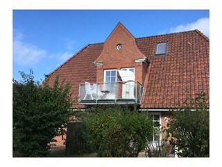 Der kleine Balkon mit eigenem Strandkorb.