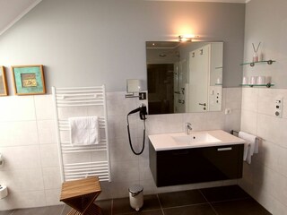 großes Badezimmer