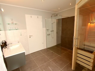 großes Badezimmer im Obergeschoss