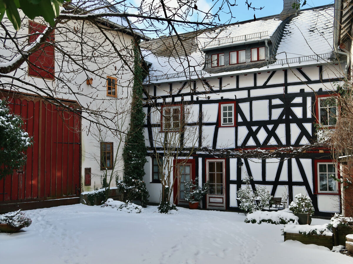 Winterlich verzauberter Innenhof