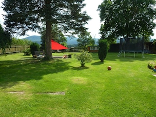 Garten mit Sandkasten und Trampolin