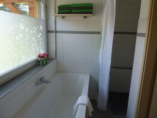 Badezimmer mit Wanne und Dusche