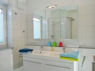 Bad mit Doppelwaschbecken und Spiegelschrank