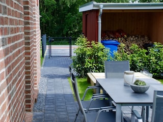 Blick von der Südterrasse auf das Holzlager/Gartenhaus