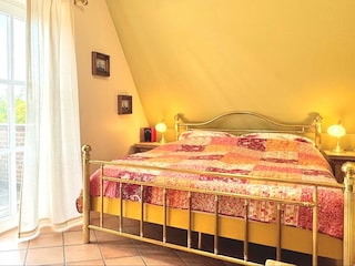 Elternschlafzimmer mit Balkon und Duschbad