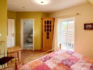 Elternschlafzimmer mit Balkon und Duschbad