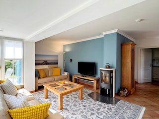 Wohnbereich mit  49" smartem Sat-TV, Kamin