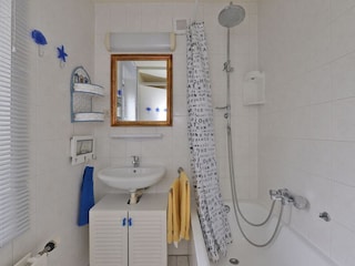 Badezimmer EG, beide Toiletten im Haus sind separat