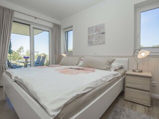 Schlafzimmer im Erdgeschoß und Terrasse